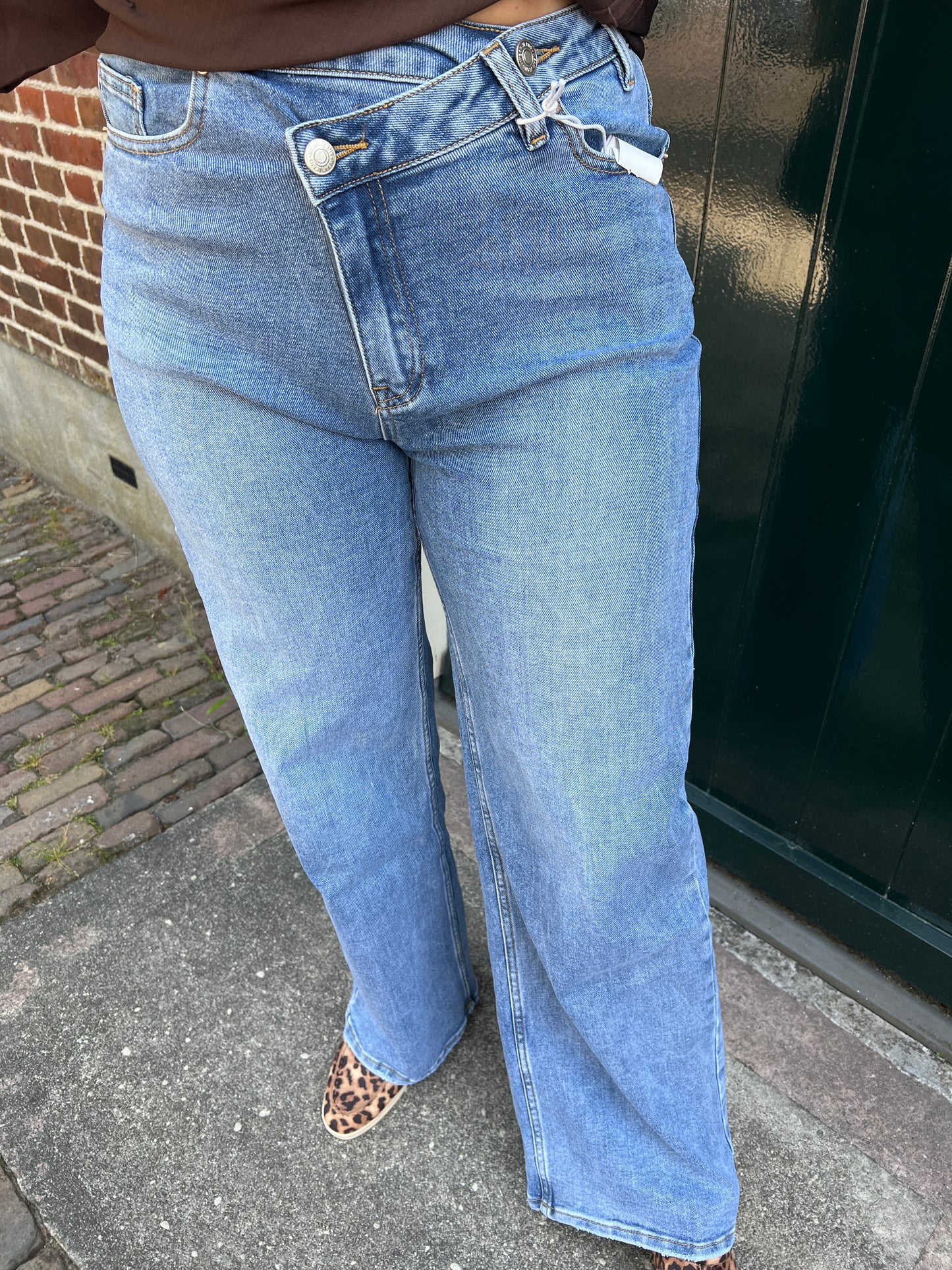 Jeans met schuine knoop