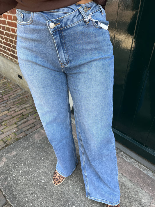 Jeans met schuine knoop